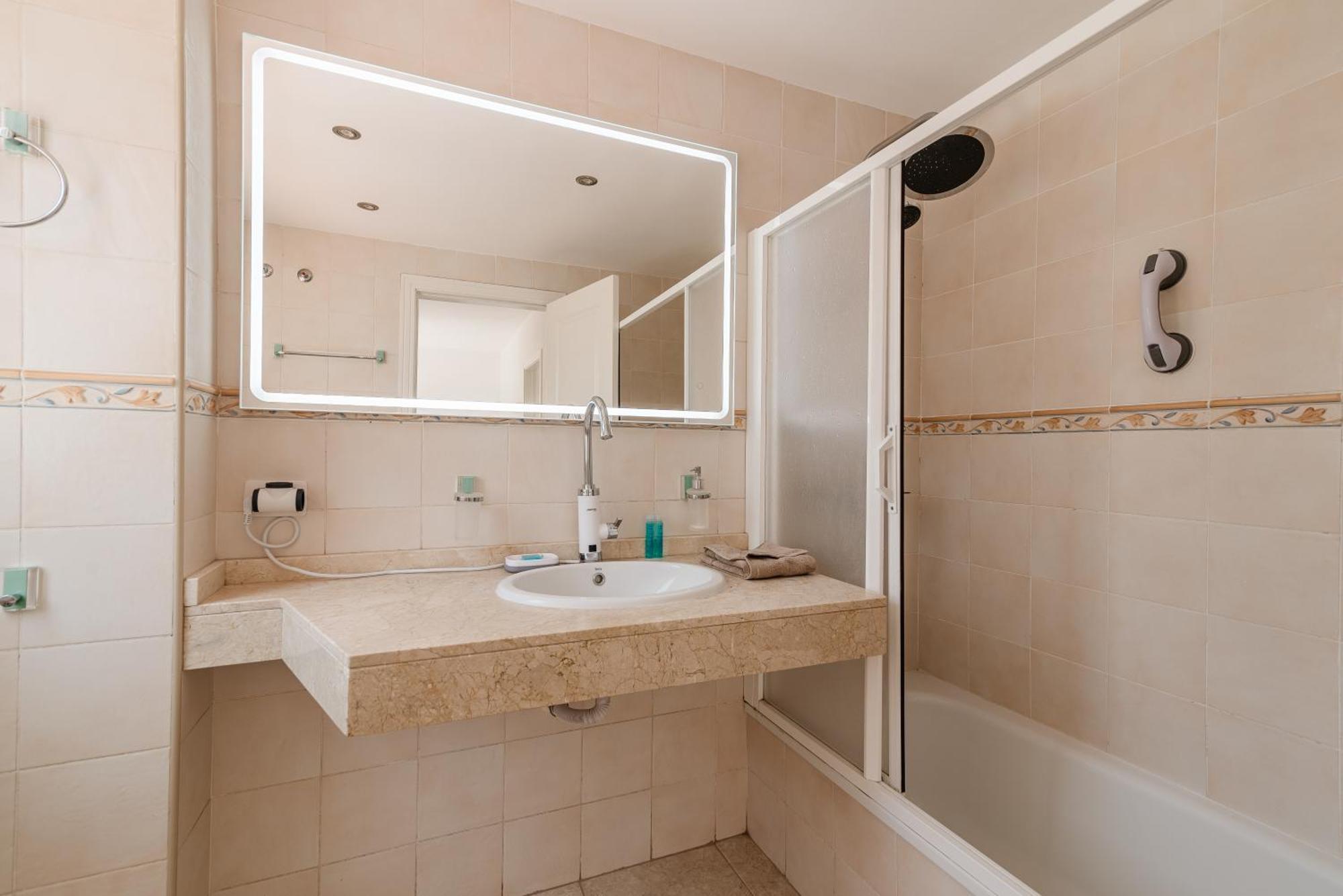 Comfortable 4-Bedroom Villa With Private Gardens Costa Adeje  Eksteriør bilde