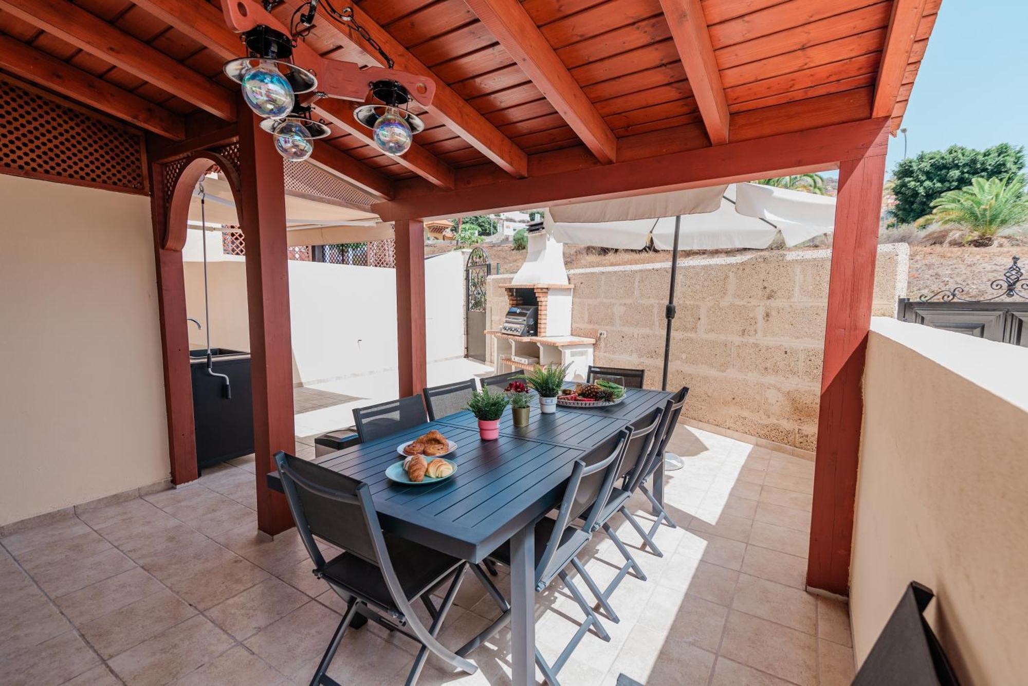 Comfortable 4-Bedroom Villa With Private Gardens Costa Adeje  Eksteriør bilde